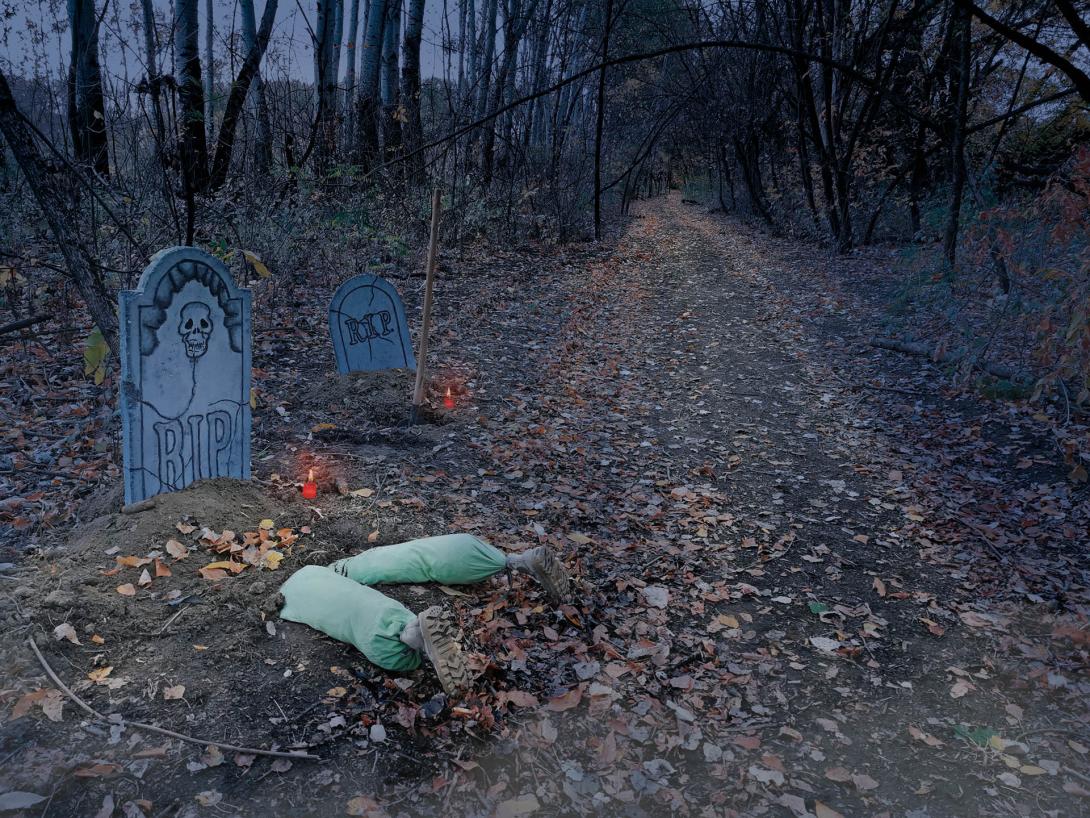 A sírkővek útja, A sírásó tisztása (Nem mindegy, hogy ki jön az elhunytért), Elátkozott erdő