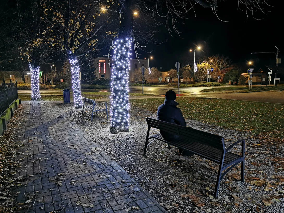 "Egy magányos fiú ül a padon" c. fotó, Karácsonyi díszkivilágítás, Gyomaendrőd, Gyomai rész, Sipos István sétány