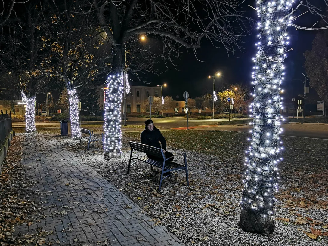 "Egy magányos fiú ül a padon" c. fotó, Karácsonyi díszkivilágítás, Gyomaendrőd, Gyomai rész, Sipos István sétány