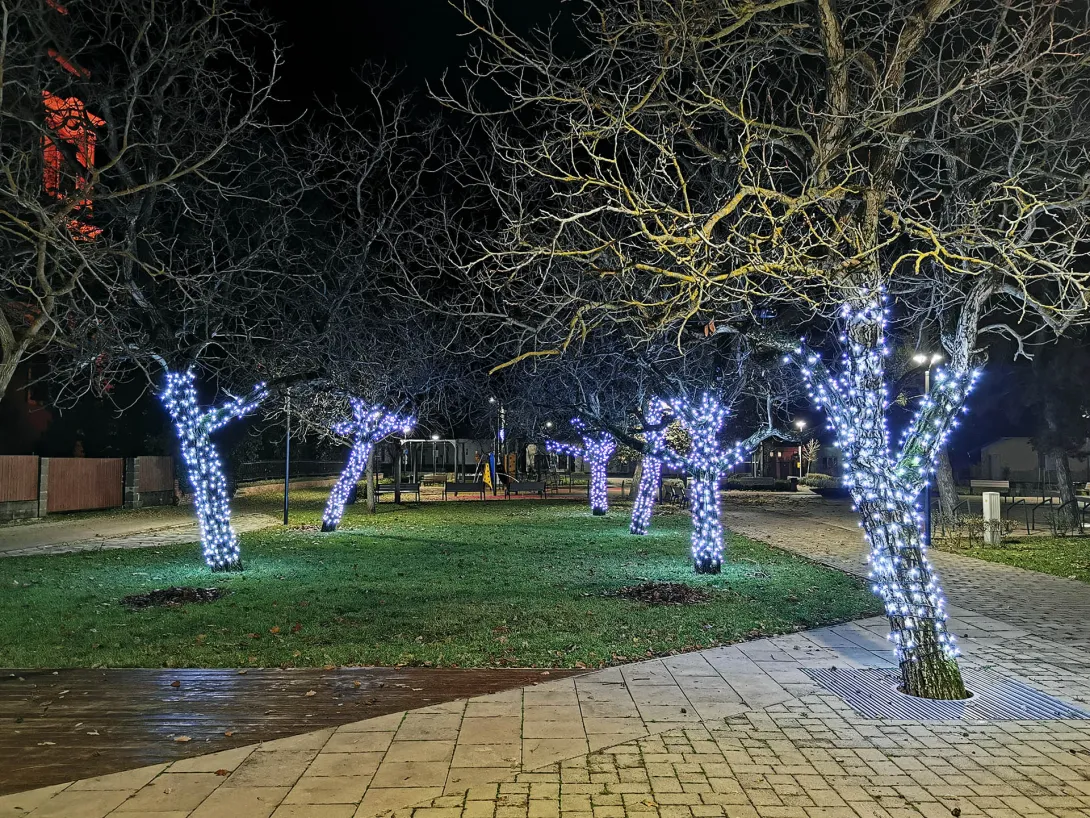 Karácsonyi díszkivilágítás, Gyomaendrőd, Endrődi rész, Hősök tere