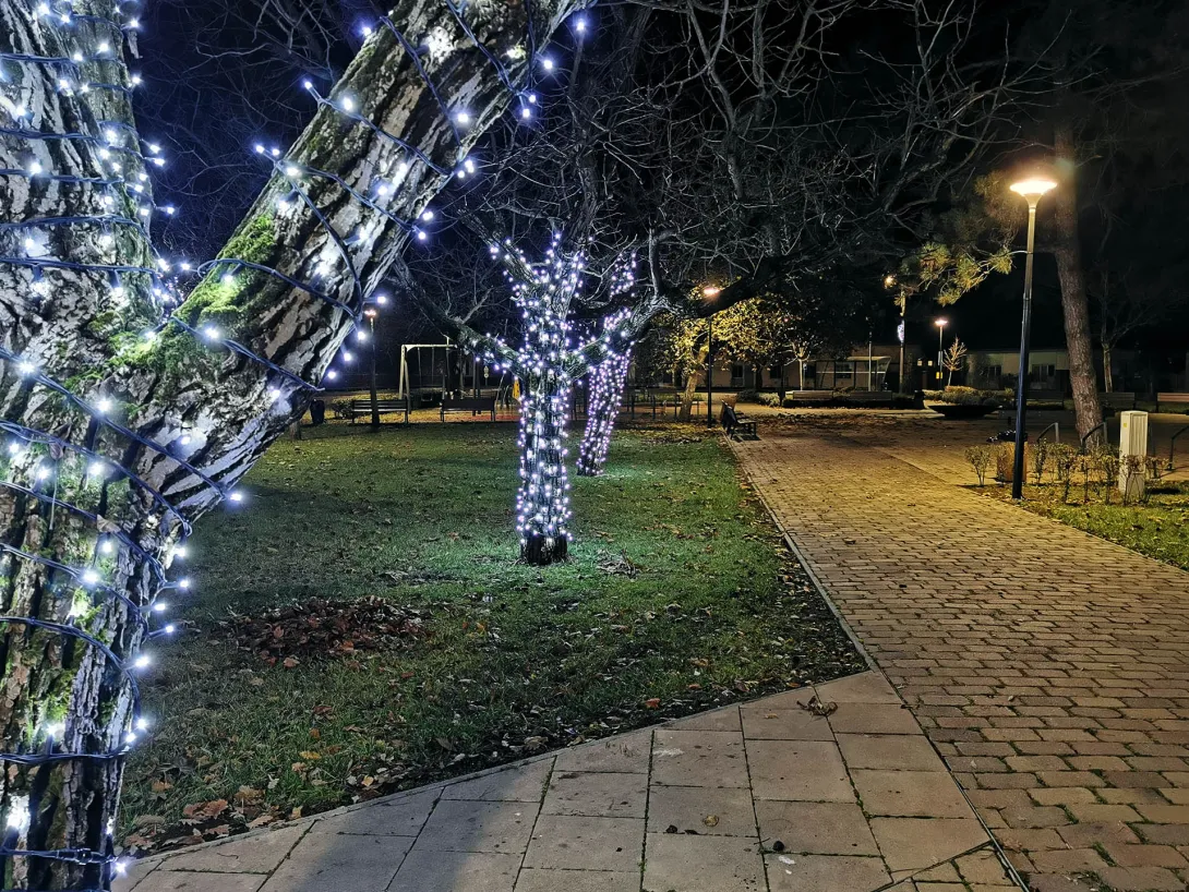 Karácsonyi díszkivilágítás, Gyomaendrőd, Endrődi rész, Hősök tere