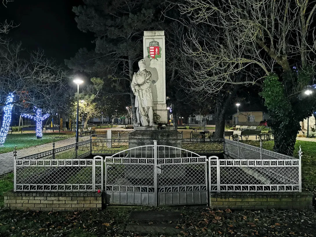 Karácsonyi díszkivilágítás, Gyomaendrőd, Endrődi rész, Hősök tere, I. világháborús hősi emlékmű