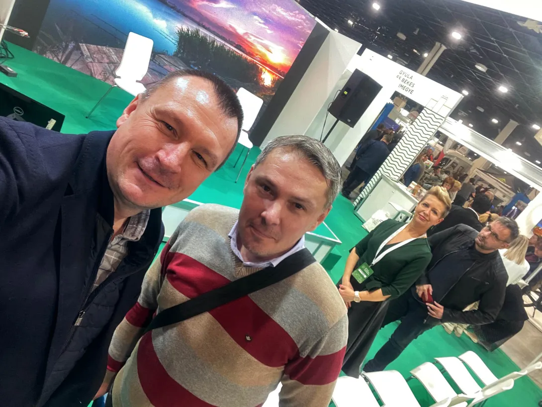 Zoli szeretne velem selfizni :) Szujó Zoltán (magyar újságíró, sportriporter, autóversenyző) és az Időutazó, Pixelhős (a csodakölyök), Utazás+ kiállítás - Hungexpo 2024