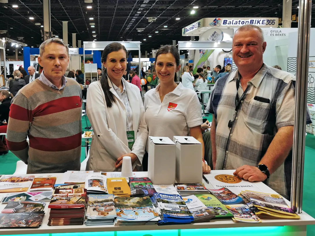 A gyomaendrődi Tourinform iroda munkatársai és a Csicsergő Vízitúra Megállóhely vezetője, Utazás+ kiállítás - Hungexpo 2024