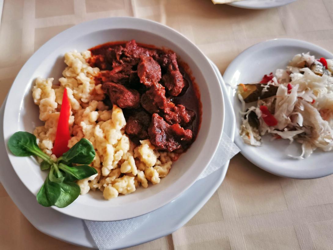 Lakodalmas menü: Marha pörkölt, Galuska, Csalamádé - DZT-Wedding &amp; Event Esküvő kiállítás a gyomaendrődi Körös Panzó és Étteremben