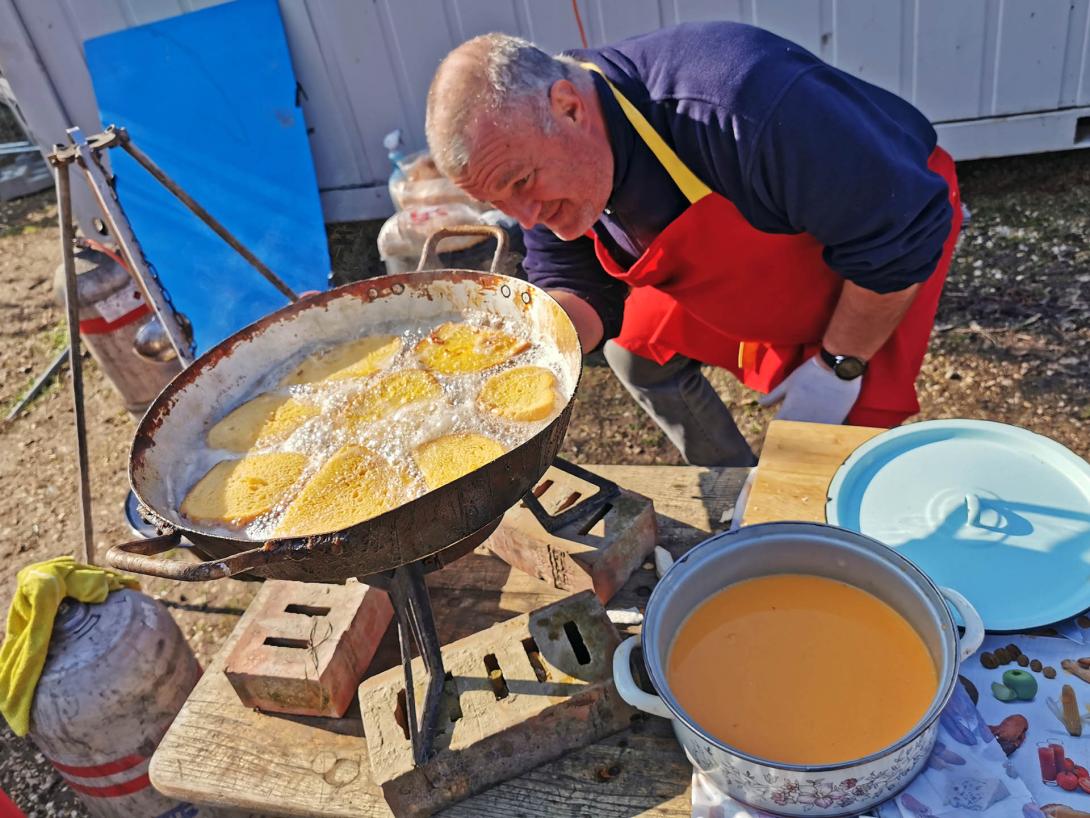 A finom reggeli (bundáskenyér és tea) - "Tavaszi nagytakarítás - takarítsuk ki együtt a természetet!", Gyomaendrőd, Csicsergő vizitúra megállóhely