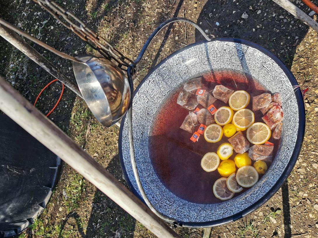 A finom reggeli (bundáskenyér és tea) - "Tavaszi nagytakarítás - takarítsuk ki együtt a természetet!", Gyomaendrőd, Csicsergő vizitúra megállóhely