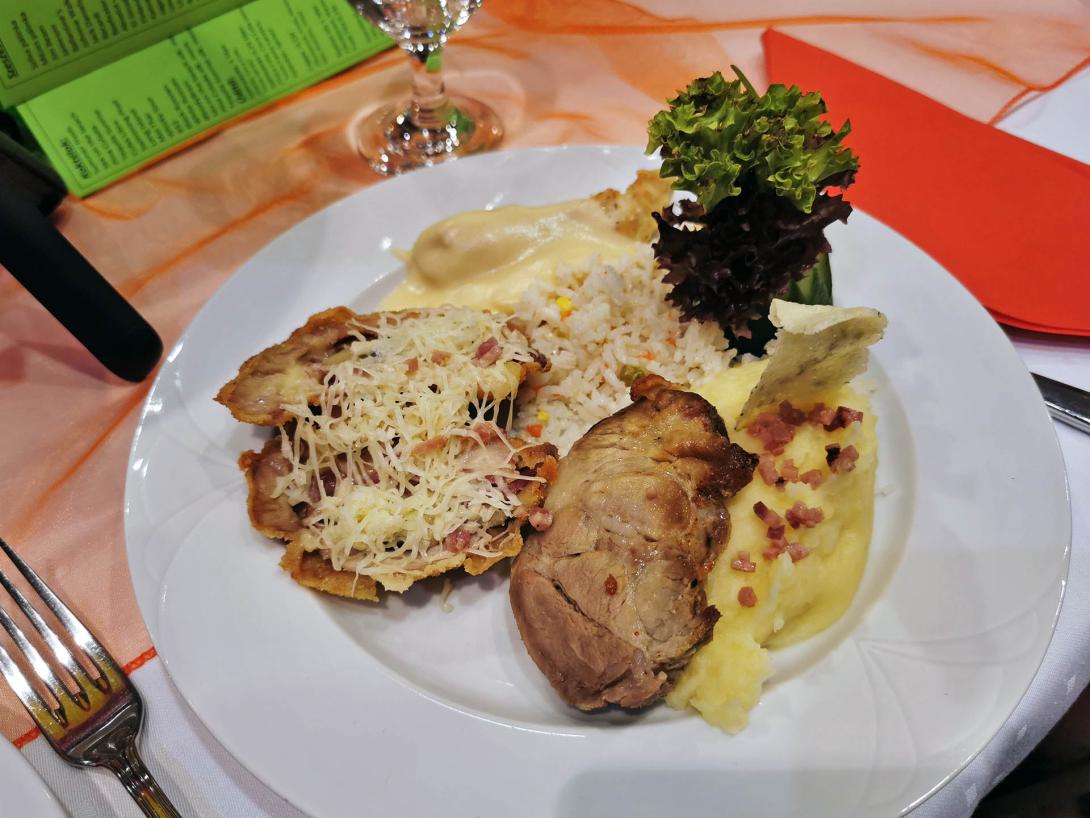 Menü: Kemencében sült tarja, Párolt csirkemell cheddar mártással, Töltött karaj Rákóczi módra, Sonkás burgonyapüré, Tavaszi rizs (a menüt készítette a Körös Étterem executive chef-je Tímár Albin (gasztronómiai világbajnokság ezüstérmese és szakácsolimpia bronzérmes), VI. Gyomaendrődi Sportbál, Varga Lajos Sportcsarnok