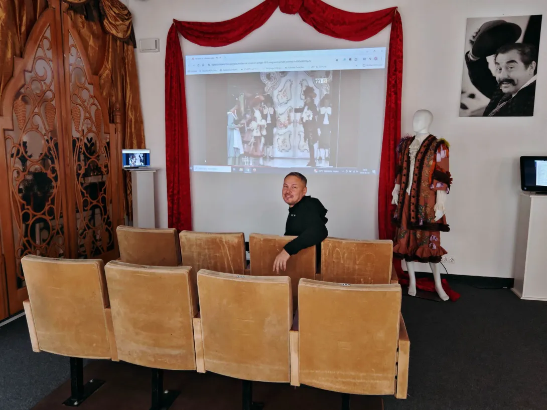 "Egy magányos fiú az "Úrhatnám polgár " sarokban" c. fotó, Kállai Ferenc hagyaték Kállai Ferenc Múzeum, Gyomaendrőd