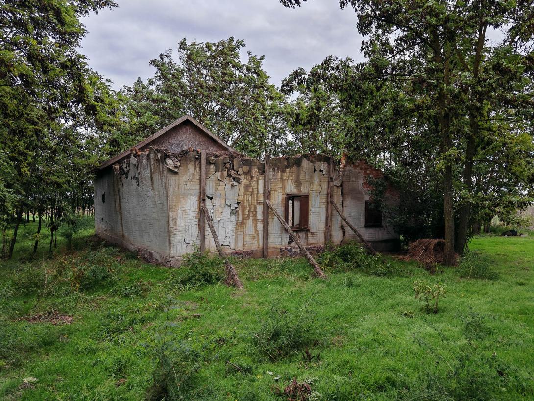 Egy tanya, amely az enyészeté lett, Póhalom