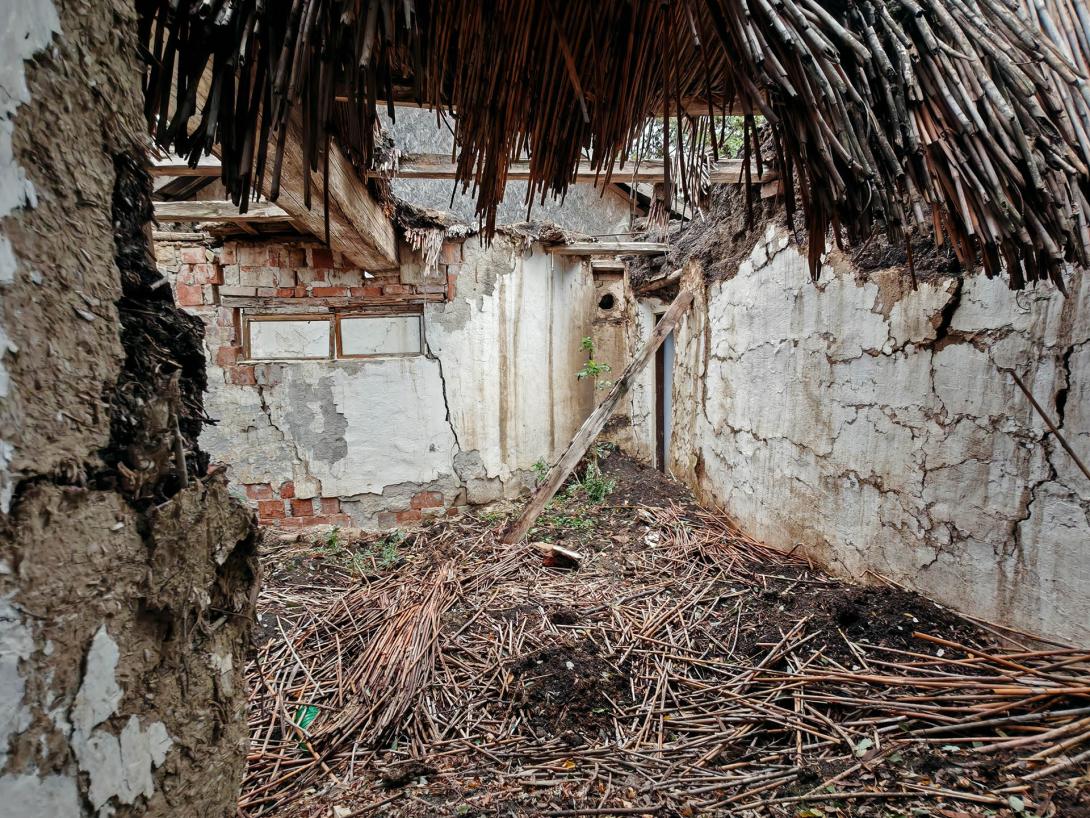 Egy tanya, amely az enyészeté lett, Póhalom