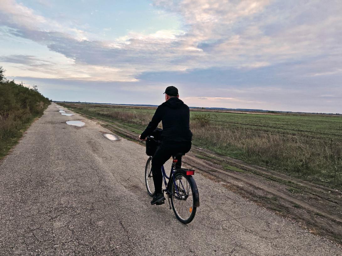 A naplemente fényében, a szikes magyar pusztán kerékpározva..., Póhalom