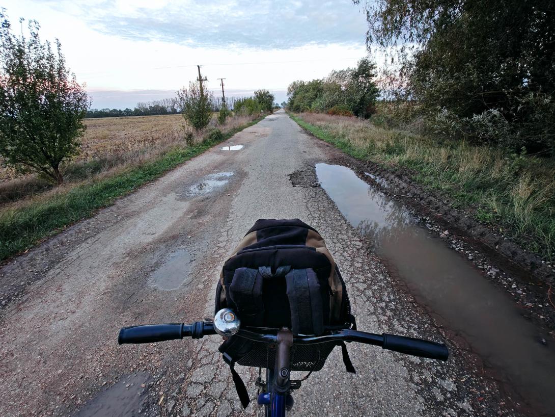 A naplemente fényében, a szikes magyar pusztán kerékpározva..., Póhalom A naplemente fényében, a szikes magyar pusztán kerékpározva..., Póhalom
