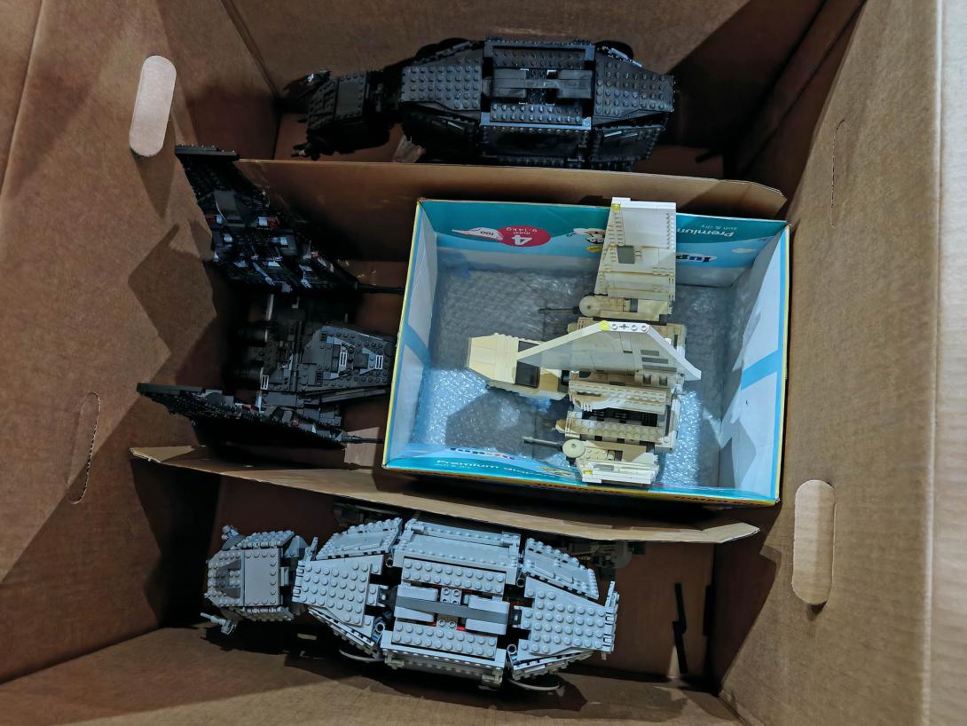 A gyűjtemények dobozokban vannak elpakolva, míg a tárolásukra hatalmas üveg vitrinek szolgálnak.