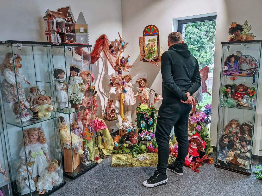 "Egy magányos fiú a tündérek közt" c. fotó, Aranka Játékbaba Múzeum, Gyomaendrőd