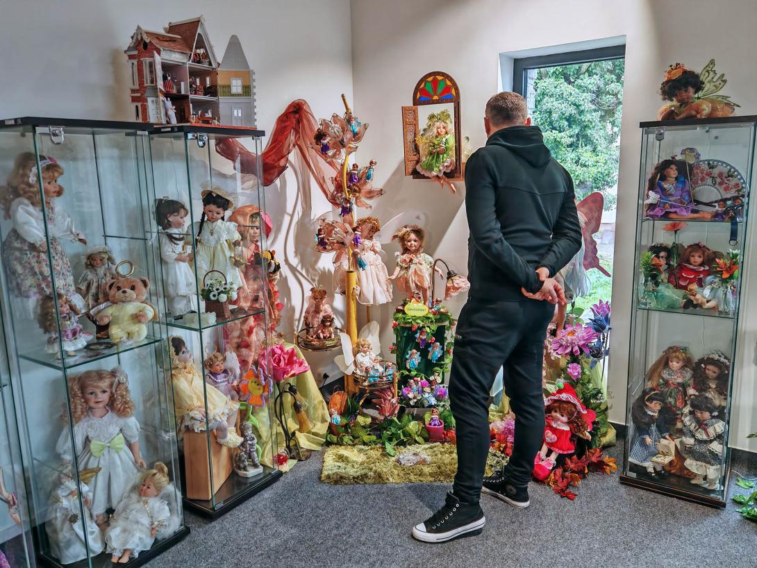 "Egy magányos fiú a tündérek közt" c. fotó, Aranka Játékbaba Múzeum, Gyomaendrőd "Egy magányos fiú a tündérek közt" c. fotó, Aranka Játékbaba Múzeum, Gyomaendrőd