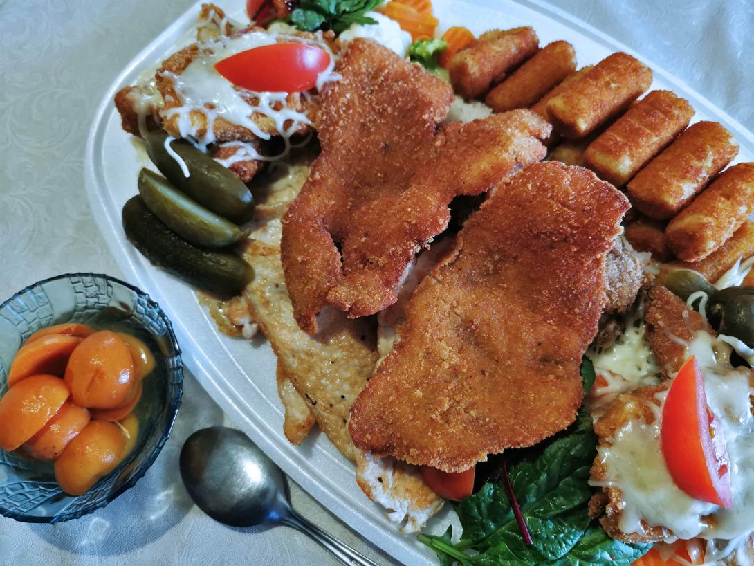 Dreher Tál (Cordon blue, Rántott sajt, Pulykamell bohém módon, krokett, rizs, zöldség, Libamájjal töltött gombafejek)