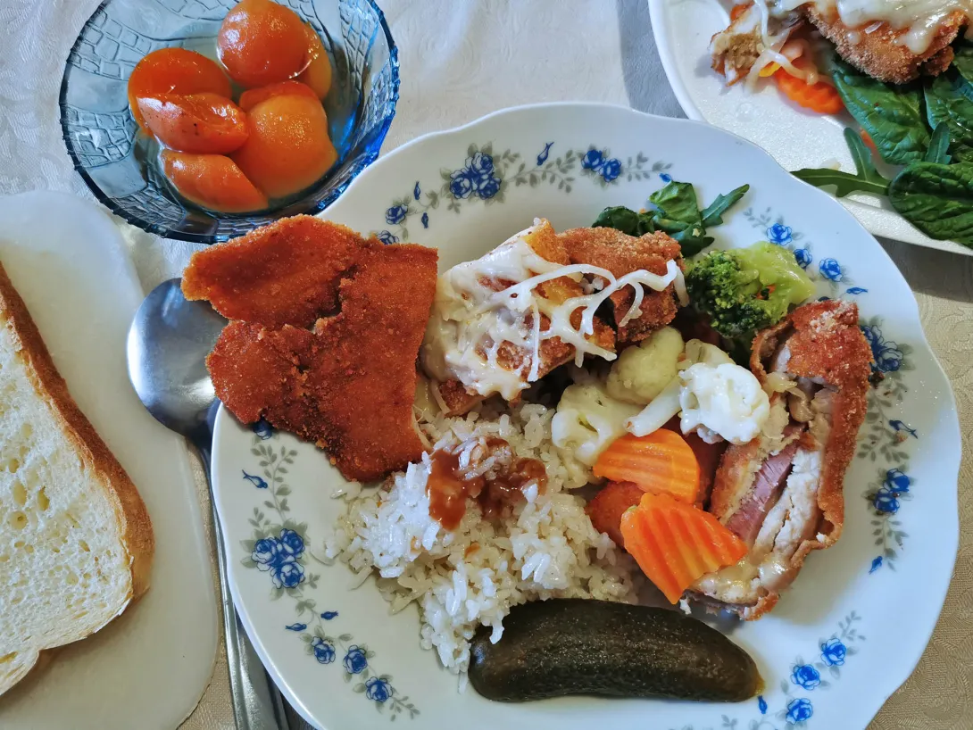 Dreher Tál (Cordon blue, Rántott sajt, Pulykamell bohém módon, krokett, rizs, zöldség, Libamájjal töltött gombafejek)