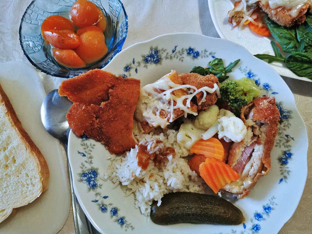 Dreher Tál (Cordon blue, Rántott sajt, Pulykamell bohém módon, krokett, rizs, zöldség, Libamájjal töltött gombafejek)