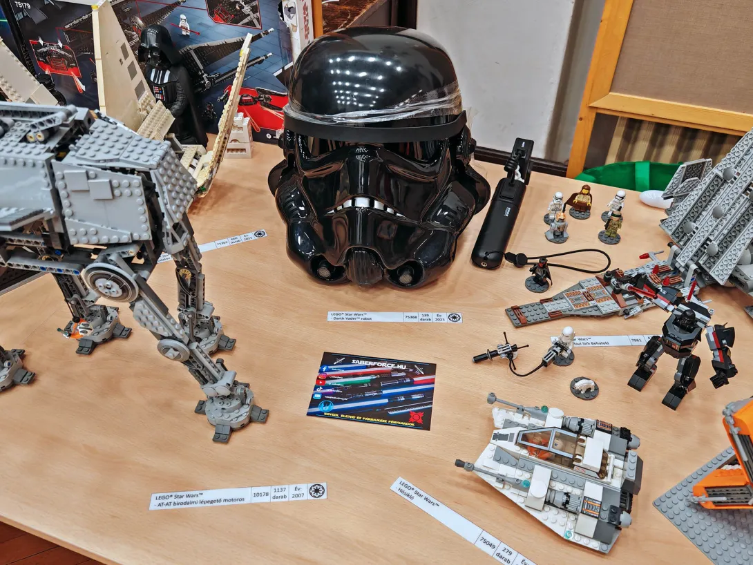 A saját kiállítóhelyemen mutattam be a LEGO-építményeket, kísérve egy rövid LEGO-összerakó videóval és néhány eredeti Star Wars-relikviával, mindezt három darab 80×180 cm-es asztalon. (A lázadók már jól tudják: ez a galaxis legjobb része!)
