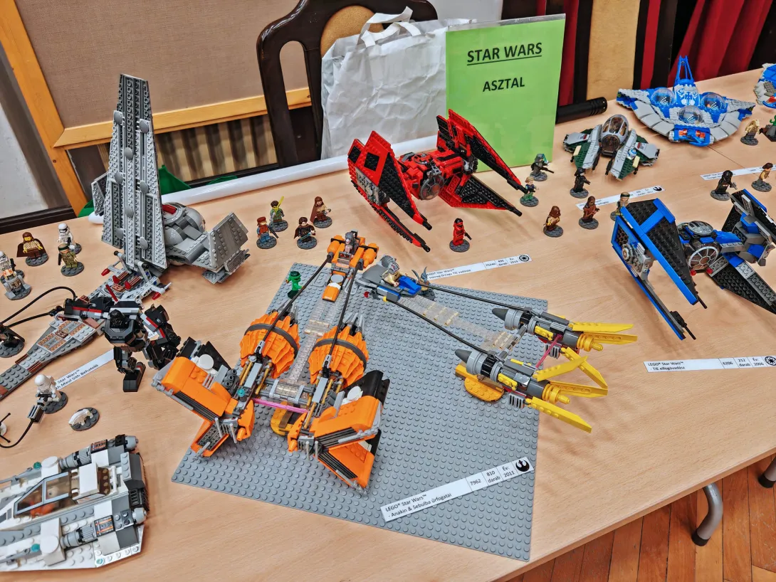 A saját kiállítóhelyemen mutattam be a LEGO-építményeket, kísérve egy rövid LEGO-összerakó videóval és néhány eredeti Star Wars-relikviával, mindezt három darab 80×180 cm-es asztalon. (A lázadók már jól tudják: ez a galaxis legjobb része!)