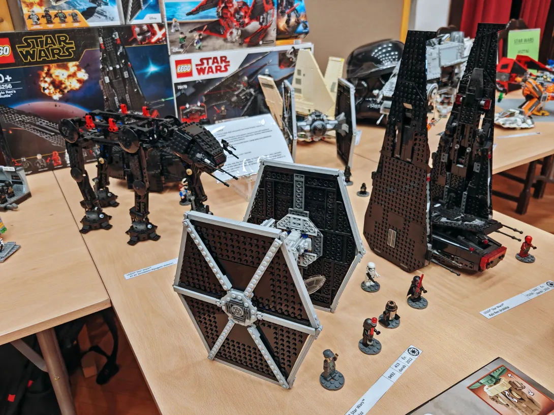 A saját kiállítóhelyemen mutattam be a LEGO-építményeket, kísérve egy rövid LEGO-összerakó videóval és néhány eredeti Star Wars-relikviával, mindezt három darab 80×180 cm-es asztalon. (A lázadók már jól tudják: ez a galaxis legjobb része!)