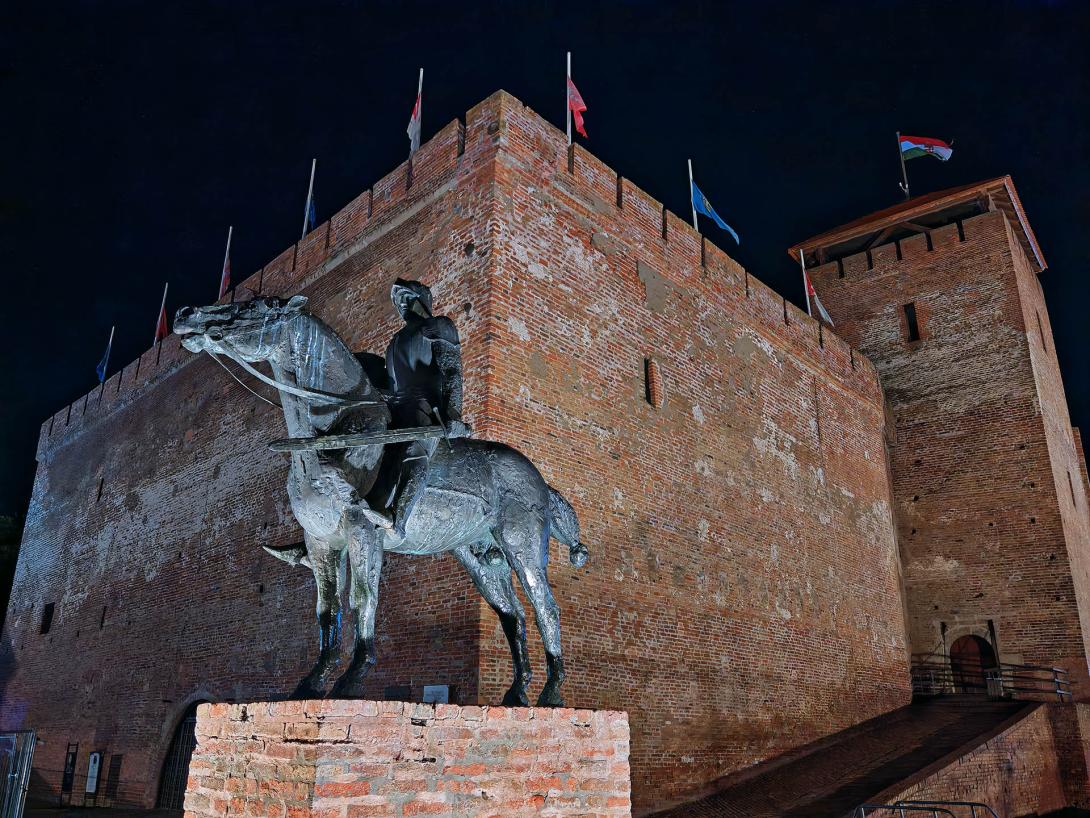 Végvári vitézt ábrázoló bronz lovasszobor, Gyulai Vár, The Medieval Gyula Castle & Bastion, Gyula Végvári vitézt ábrázoló bronz lovasszobor, Gyulai Vár, The Medieval Gyula Castle & Bastion, Gyula