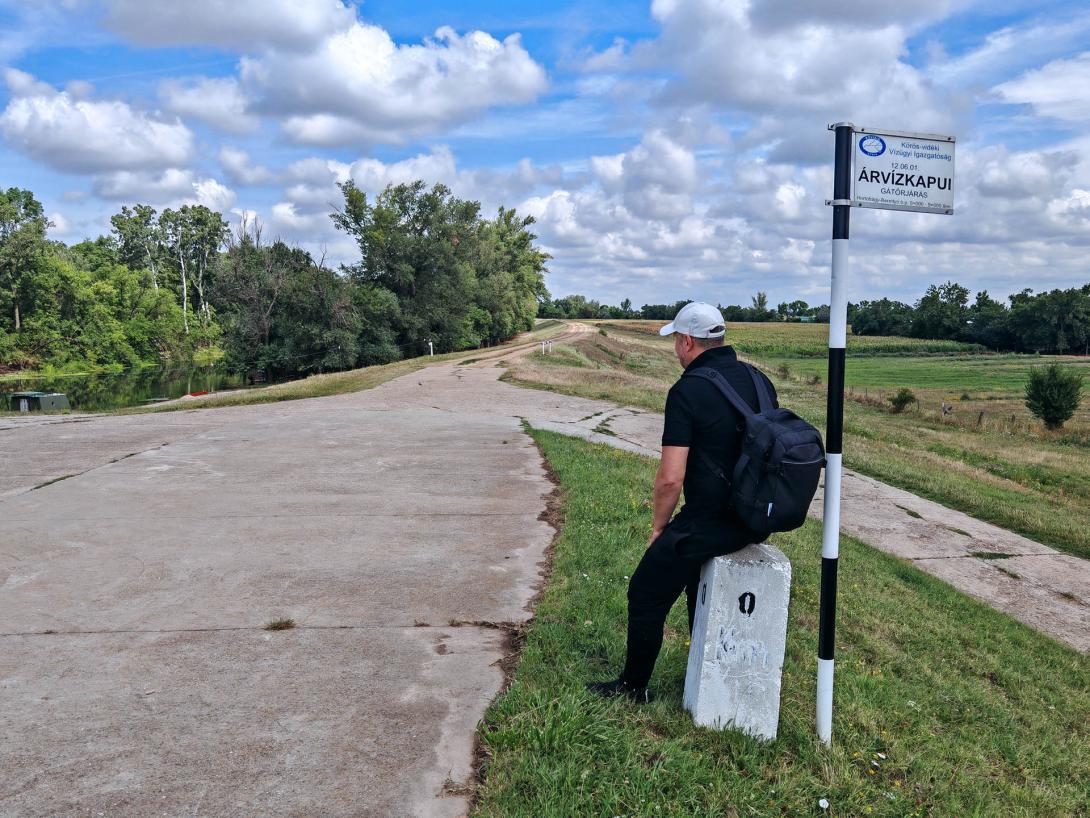 A puszta vándora megpihen a 0 km-nél, Árvízkapui Gátőrjárás, Hortobágy-Berettyó b.p. 0+000 - 9+000 tkm A puszta vándora megpihen a 0 km-nél, Árvízkapui Gátőrjárás, Hortobágy-Berettyó b.p. 0+000 - 9+000 tkm