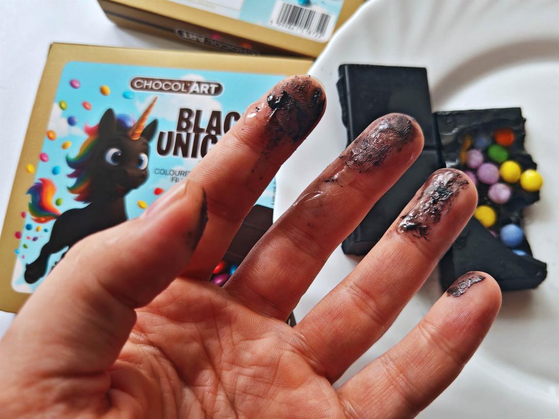 Fekete unikornis csokoládé - Black Unicorn - Coloured white chocolate filled hith dragee