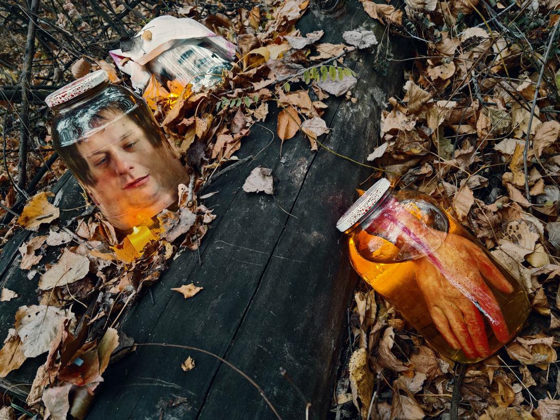 A sírkövek útja, ahol sötét alakok mocorognak, Elátkozott erdő