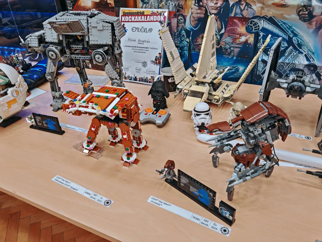 A saját kiállítóhelyemen mutattam be a LEGO-építményeket, kísérve három rövid LEGO-összerakó videóval és néhány eredeti Star Wars-relikviával, mindezt négy darab 80×180 cm-es asztalon. (A lázadók már jól tudják: ez a galaxis legjobb része!)