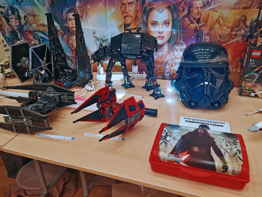 A saját kiállítóhelyemen mutattam be a LEGO-építményeket, kísérve három rövid LEGO-összerakó videóval és néhány eredeti Star Wars-relikviával, mindezt négy darab 80×180 cm-es asztalon. (A lázadók már jól tudják: ez a galaxis legjobb része!)