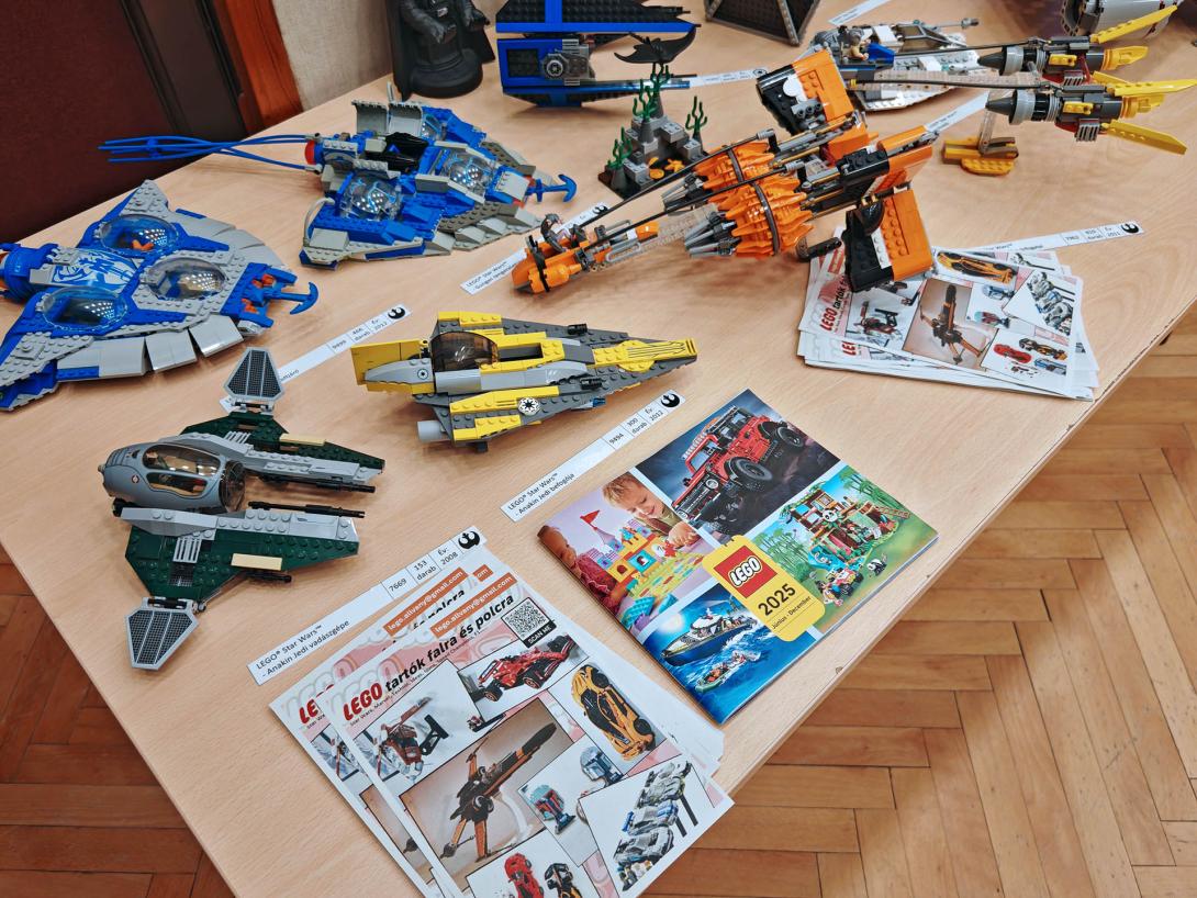 A saját kiállítóhelyemen mutattam be a LEGO-építményeket, kísérve három rövid LEGO-összerakó videóval és néhány eredeti Star Wars-relikviával, mindezt négy darab 80×180 cm-es asztalon. (A lázadók már jól tudják: ez a galaxis legjobb része!)