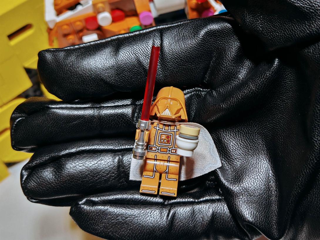 Mézeskalács Darth Vader minifigura, A saját kiállítóhelyemen mutattam be a LEGO-építményeket, kísérve három rövid LEGO-összerakó videóval és néhány eredeti Star Wars-relikviával, mindezt négy darab 80×180 cm-es asztalon. (A lázadók már jól tudják: ez a galaxis legjobb része!)